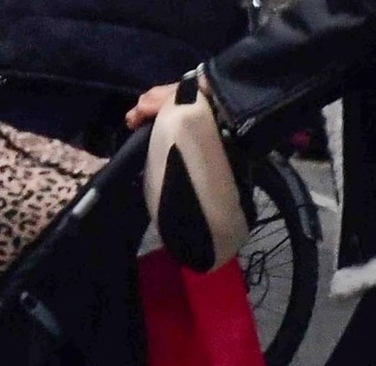 Irina Shayk o poranku spaceruje z córką. Ma na sobie najmodniejszą stylizację sezonu