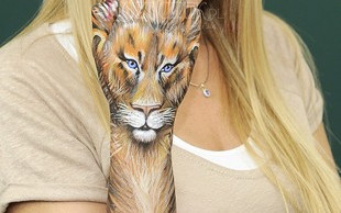 Czyja to lwia dłoń? (FOTO)