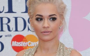 Jak nie piersi, to pupa – Rita Ora musi kusić? (FOTO)