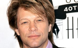 John Bon Jovi, a na nim cztery półnagie kobiety (FOTO)