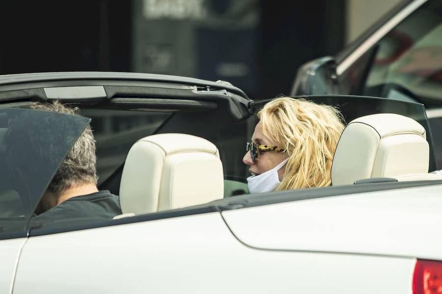 Britney Spears z mężczyzną w kabriolecie