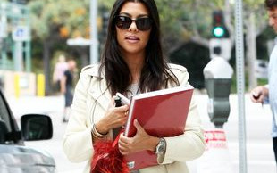 Co robi większą furorę? Figura Kourtney czy brzuch Kim?