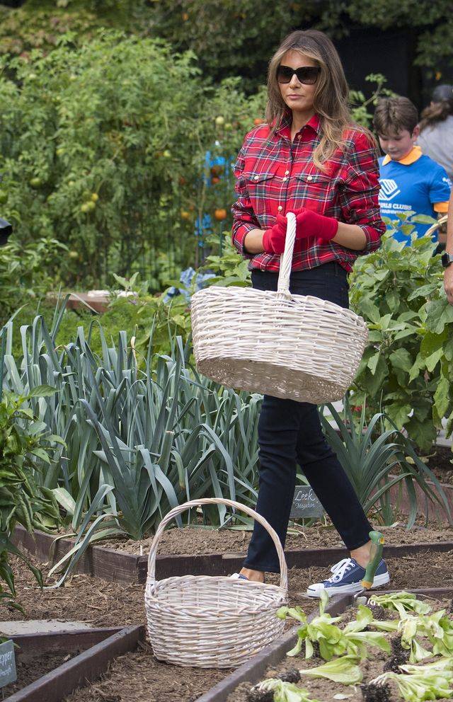 Melania Trump pracuje w ogrodzie, a wszyscy patrzą na jej BUTY