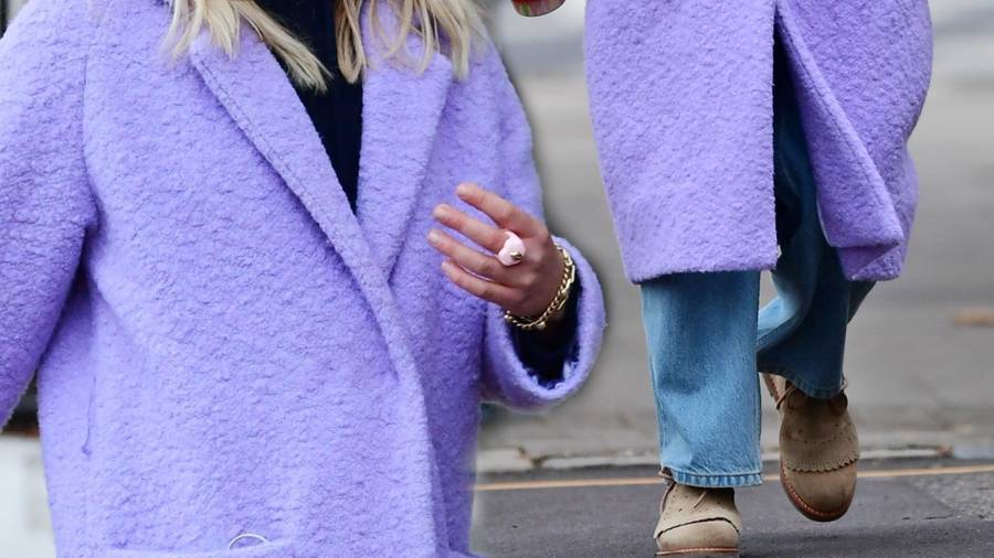 Amelia Windsor na spacerze