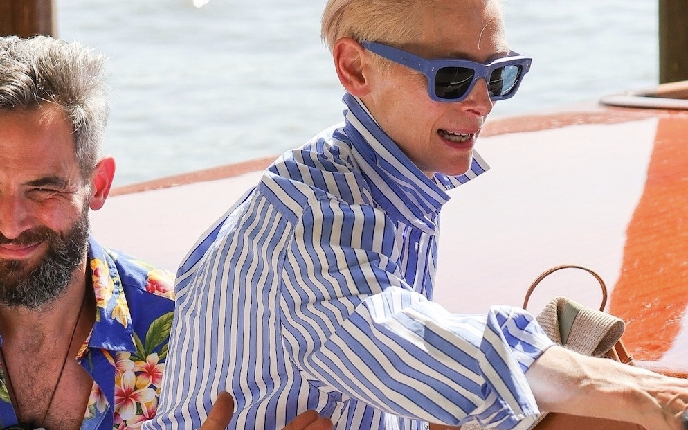 Stylowa Tilda Swinton w Wenecji pojawiła się z 17 lat młodszym ukochanym