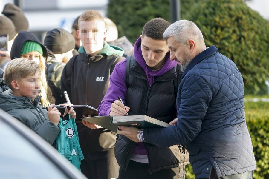 Reprezentacja Polski melduje się na zgrupowaniu kadry. Piłkarze rozdają młodym fanom autografy (FOTO)
