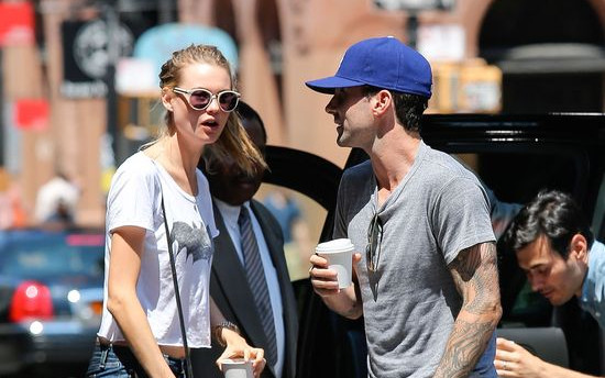 Zaręczeni Behati Prinsloo i Adam Levine spacerują po Nowym Jorku