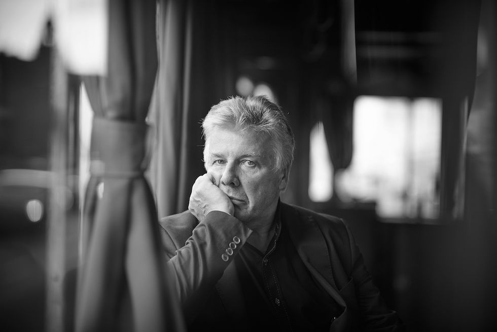 Warszawa, 15.05.2015. Aktor Emilian Kaminski w zabytkowym wagonie tramwajowym przed Teatrem Kamienica. N/z. Emilian Kaminski.,Image: 428320465, License: Rights-managed, Restrictions: Cena minimalna dla publikacji online 120 zł a dla publikacji drukowanych 250 zł, Model Release: no, Credit line: Maciej Zienkiewicz / Forum