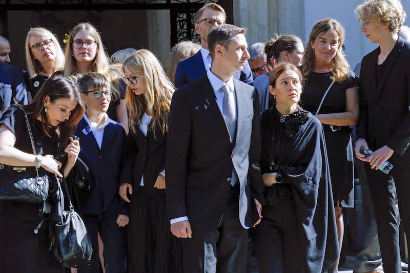 Pogrzeb Zbigniewa Lwa-Starowicza. Syn z rodziną w pierwszym rzędzie