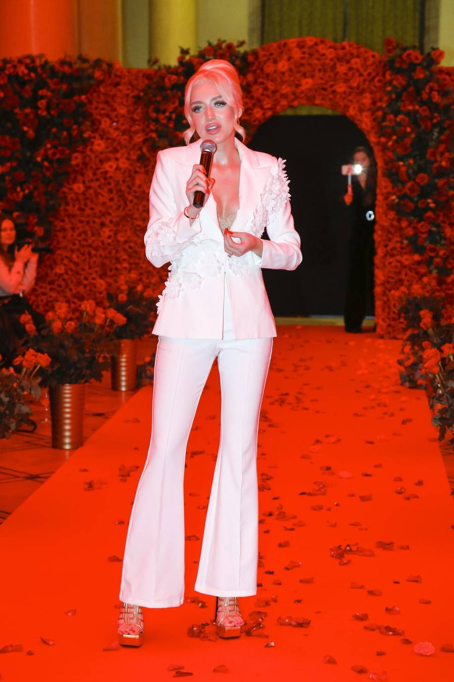 Kolejny POKAZ MODY Caroline Derpieński! To dlatego przyleciała do Polski?! (FOTO)