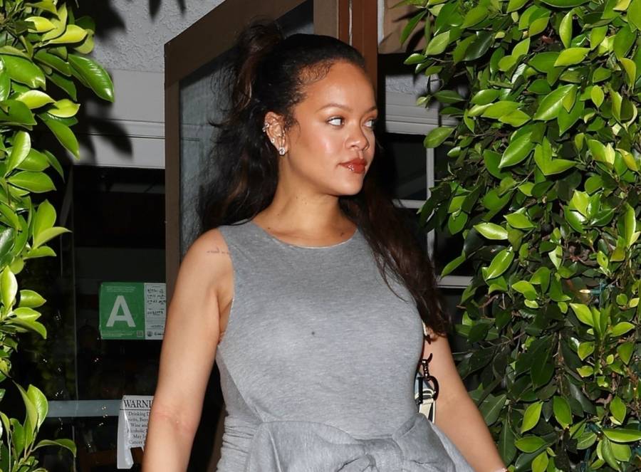 Rihanna ukrywa ciążowe krągłości pod wielką kokardą. Tylko spójrzcie jak promienieje! (FOTO)