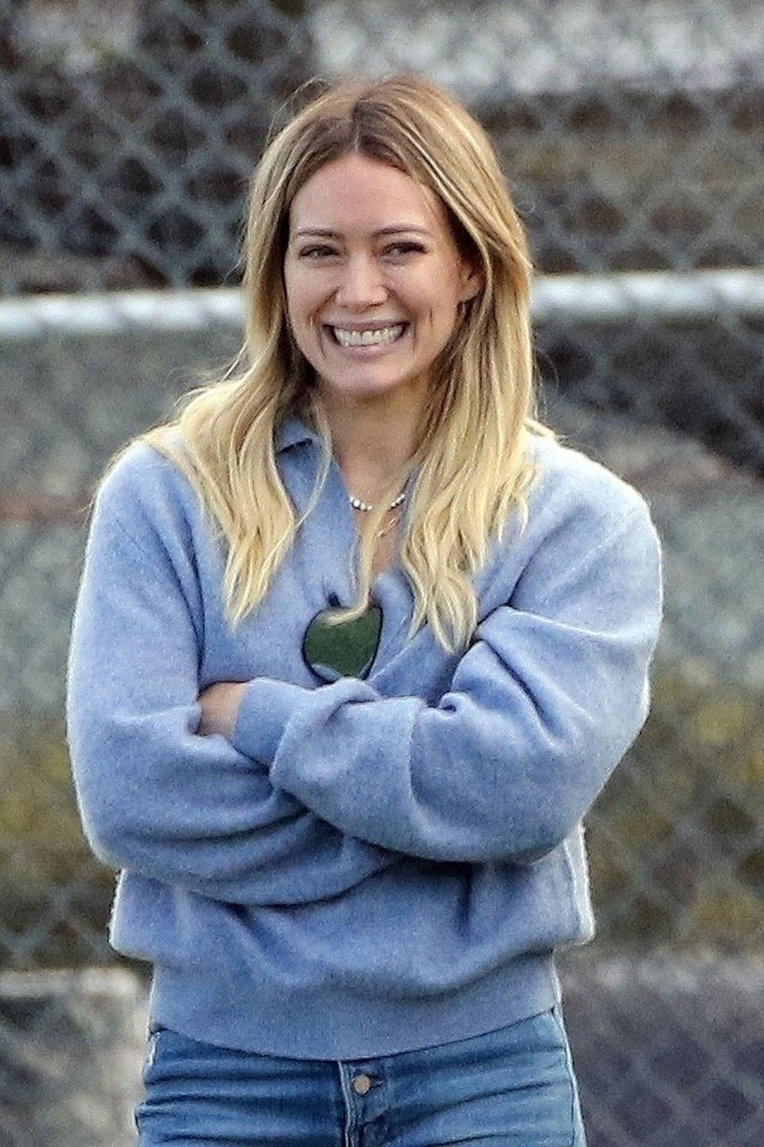 Hilary Duff w niebieskim swetrze