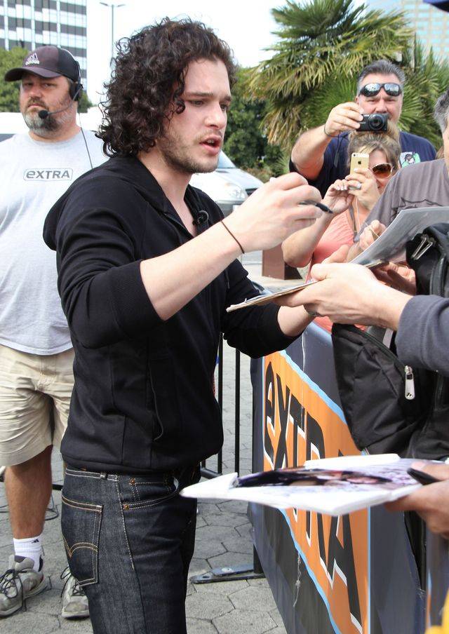 Kit Harington na planie show Extra