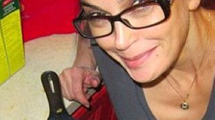 Teri Hatcher sama robi risotto i wyrzuca śmieci (FOTO)