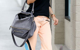 Alessandra Ambrosio też czasem chodzi w dresach (FOTO)