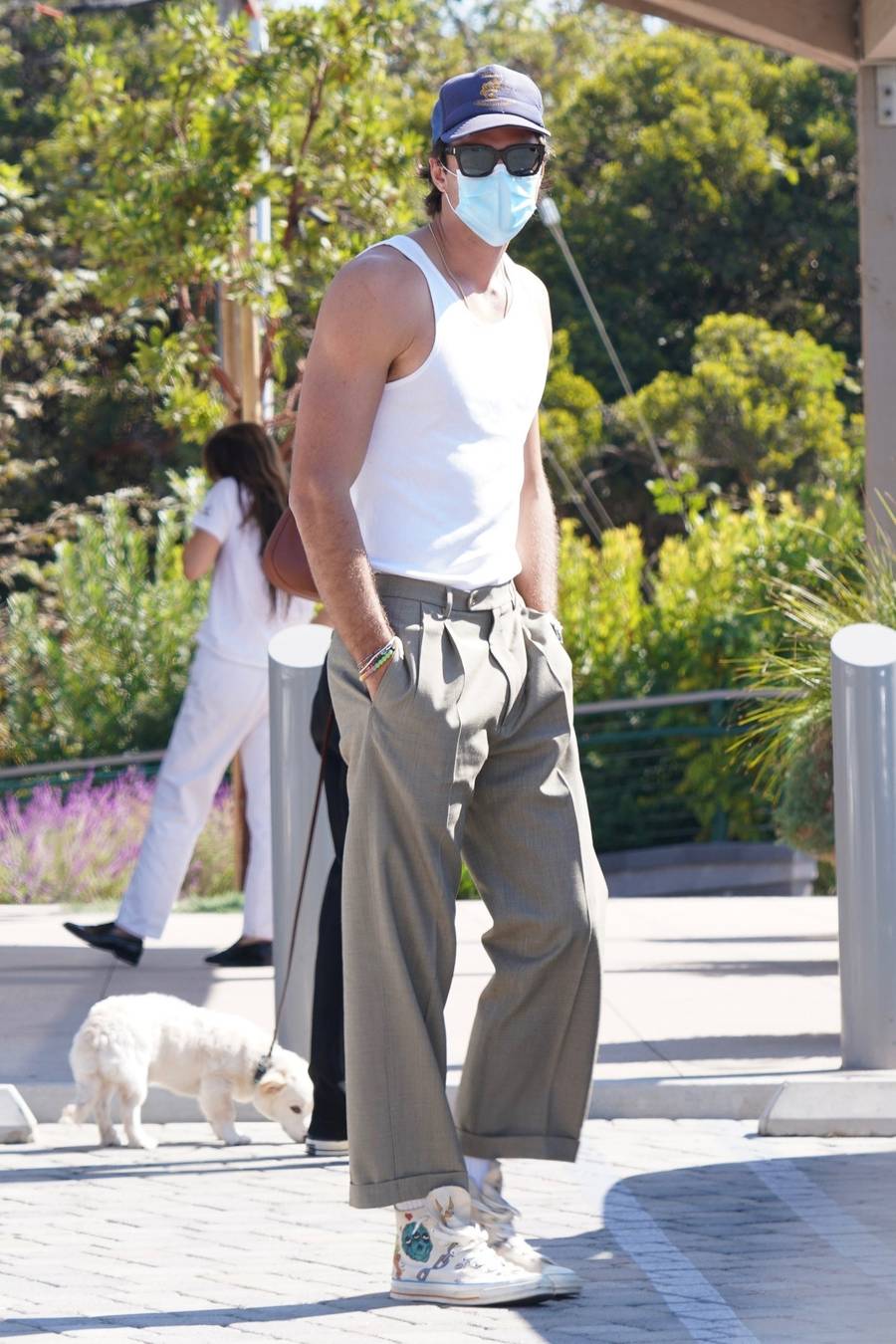 Kaia Gerber na RANDCE z chłopakiem i pieskiem. Te okulary to HIT lat 90. (ZDJĘCIA)