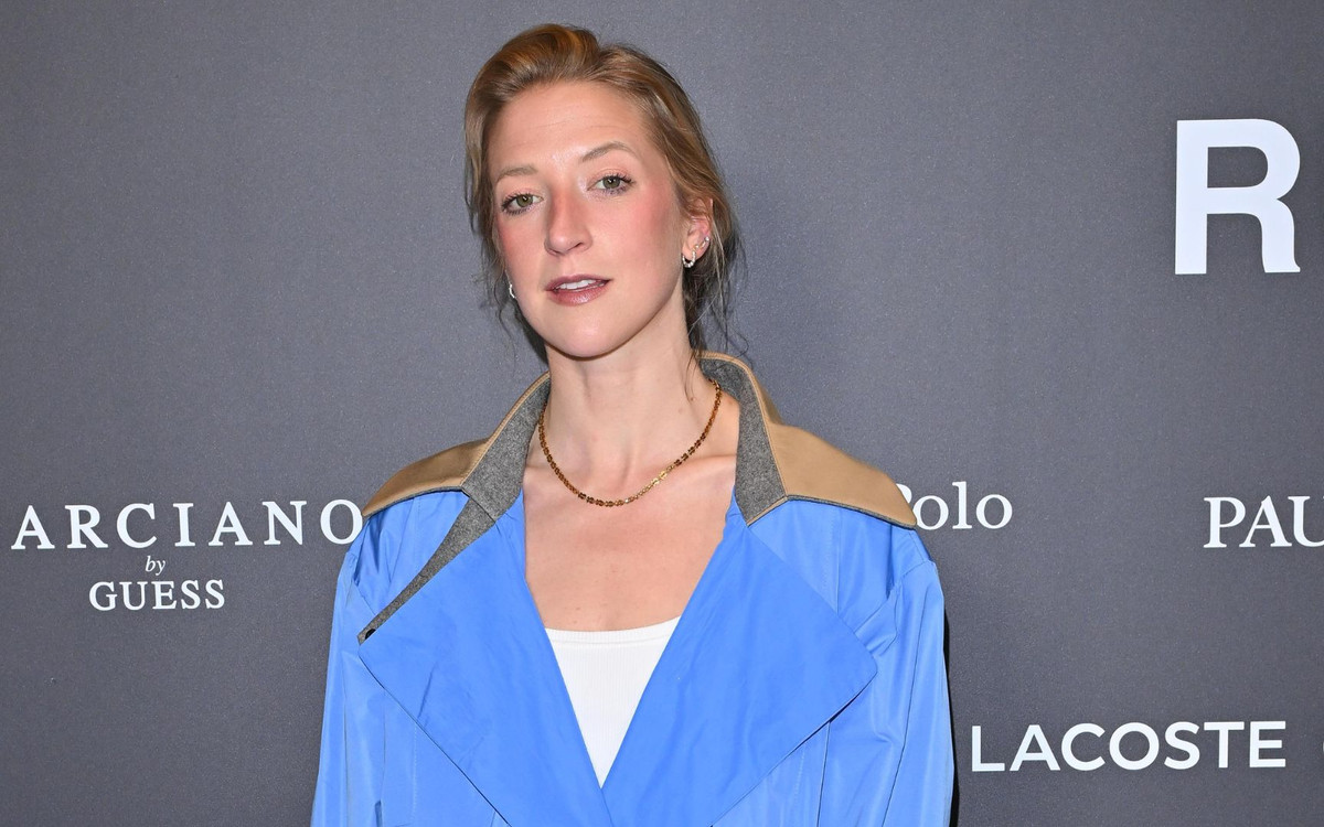 Szczuplutka Lara Gessler bryluje na pokazie z mężem. Patrzymy tylko na jej nogi