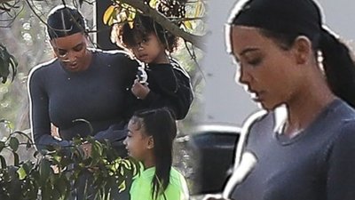 Troskliwa Kim Kardashian na spacerze z dziećmi (ZDJĘCIA)
