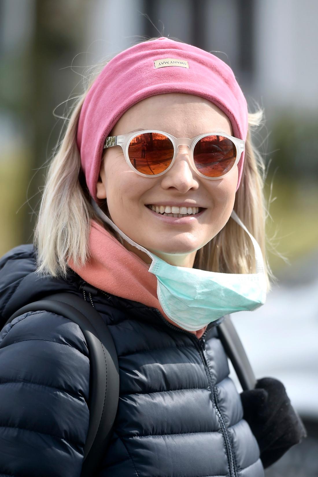 Joanna Moro opowiedziała o trudnej sytuacji finansowej. Joanna Moro uśmiecha się do fotoreporterów - maseczkę zjedła z twarzy.