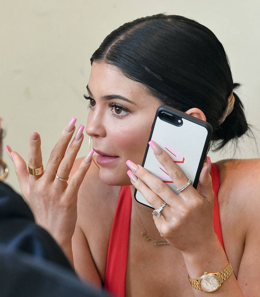 Kylie Jenner - makijaż i manicure
