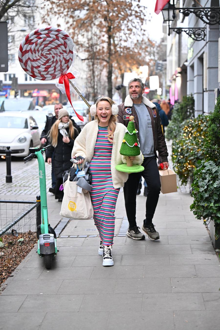 Tłumy gwiazd w DDTVN. Edyta Pazura w wypasionym porsche, Steczkowska z synem…