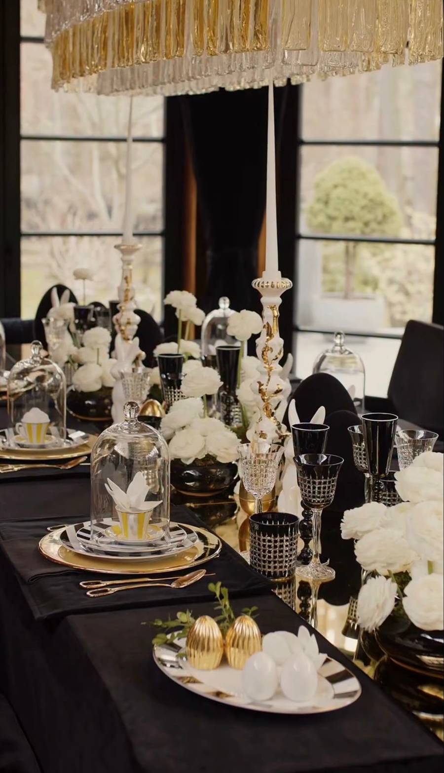 Przetakiewicz szykuje się do świąt. Wielkanoc w czerni i złocie/ Instagram