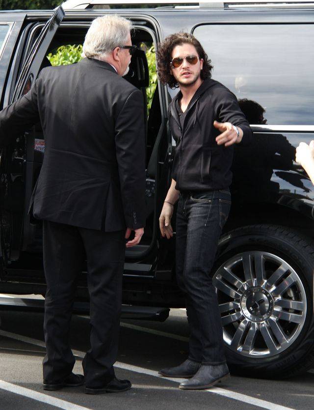 Kit Harington na planie show Extra