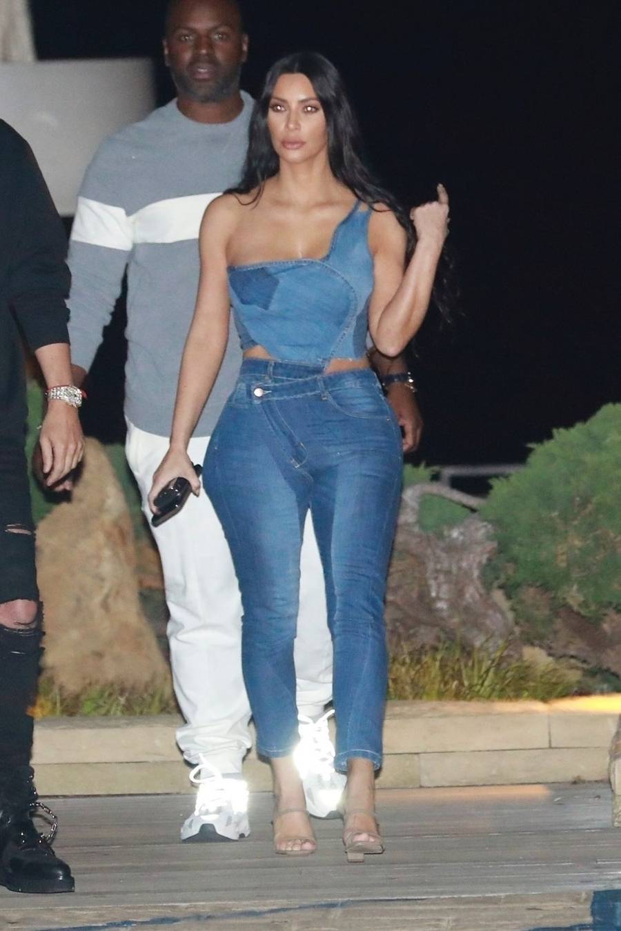 Kiedy pupa Kim Kardashian nie mieści się w dżinsach…