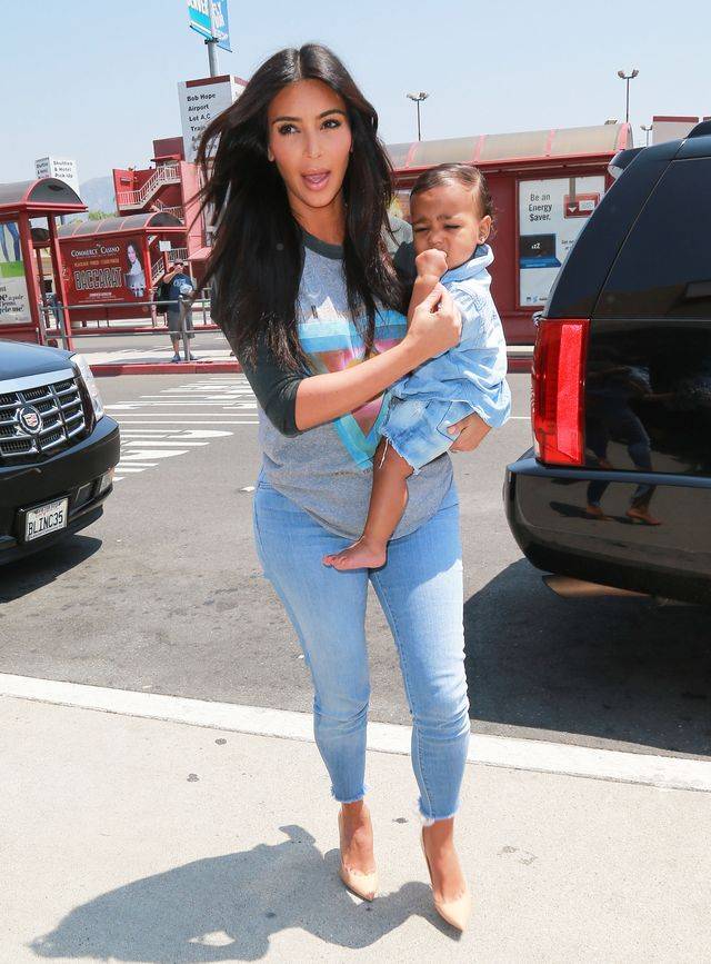 Kim Kardashian z North West na lotnisku