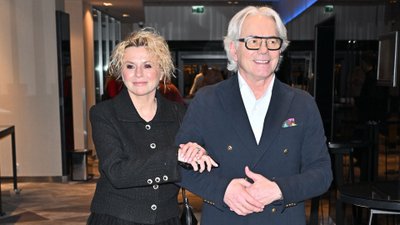 Janowski zabrał żonę na galę. Dawno niewidziana Monika postawiła na odważną mini