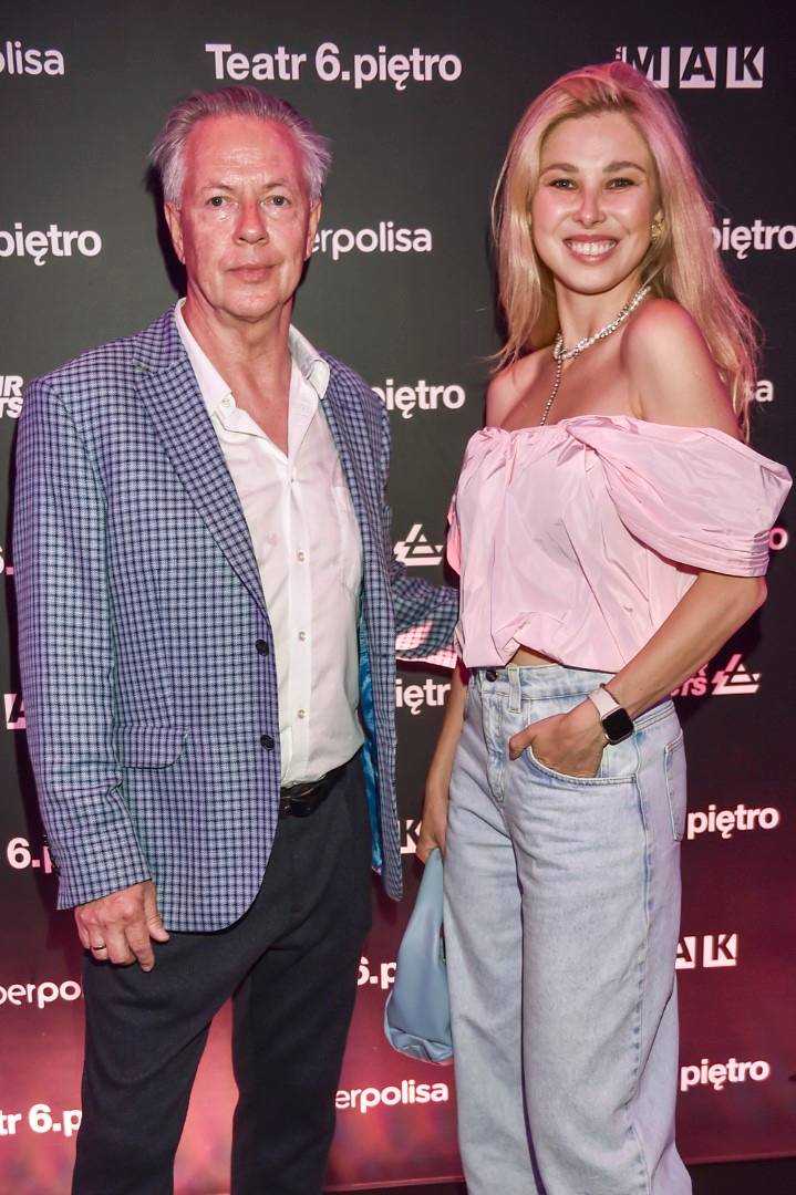 Premiera spektaklu “Handlarze Gumek”: Janusz Gajos z żoną, Zbigniew Suszyński z córką