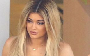 Kylie Jenner wypina śmiało pupę i wydyma wargi (FOTO)