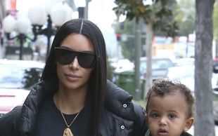 U Kim Kardashian synek na rękach, a na nogach… (ZDJĘCIA)