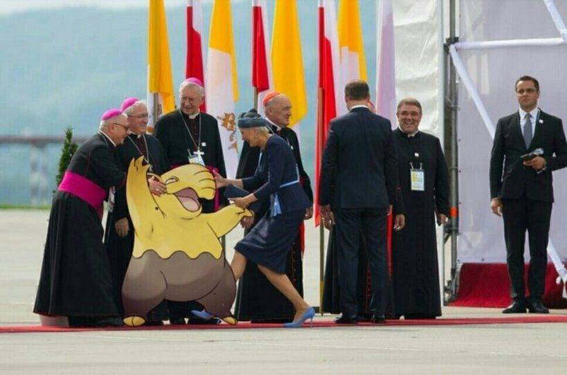 Agata Duda wita się z biskupami – memy