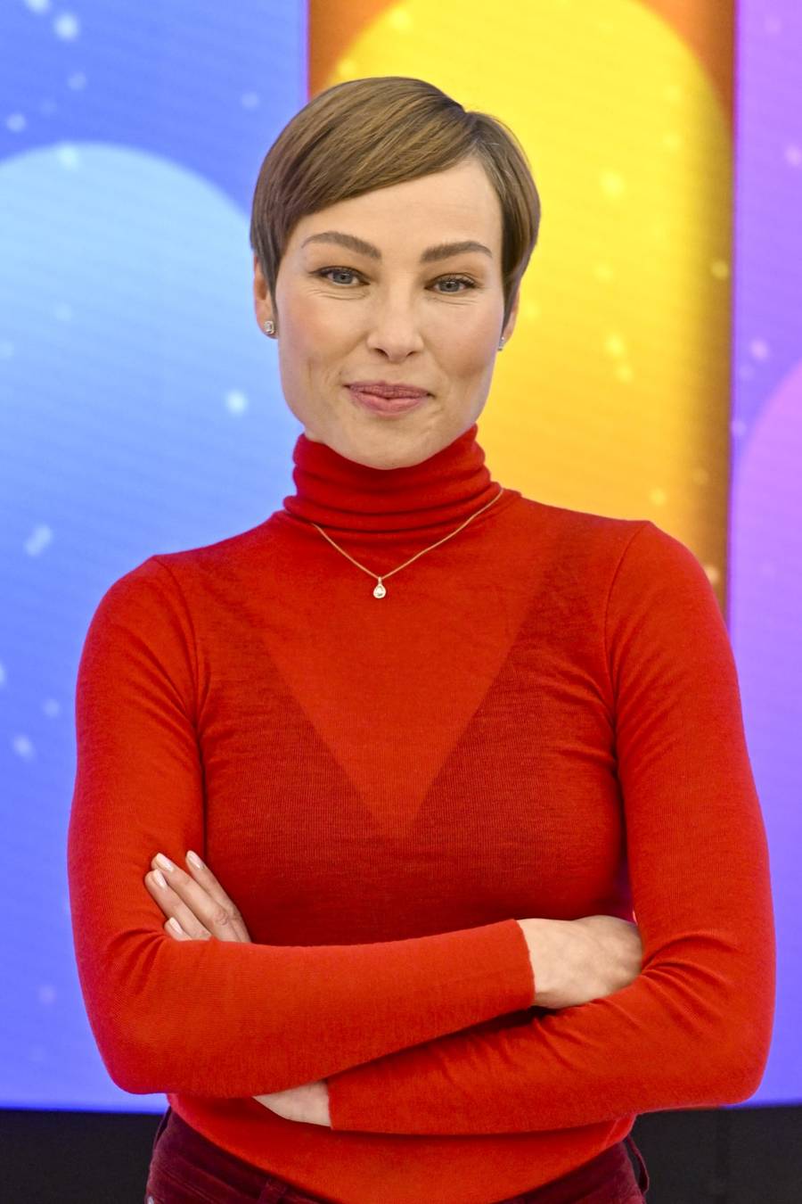 Weronika Książkiewicz w odważnej stylizacji w “Halo Tu Polsat”! Postawiła na klasyczną czerwień z pazurem (FOTO)