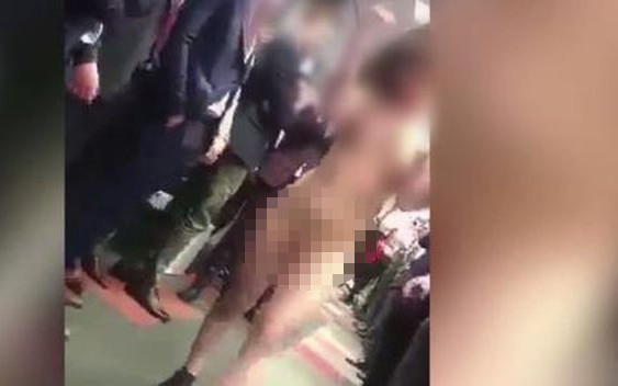 Pracownica polskiego call-center za 10 tys złotych przechadza się NAGO po biurze