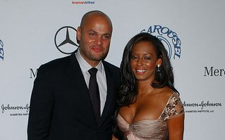 Melanie Brown katuje swoje piersi (FOTO)