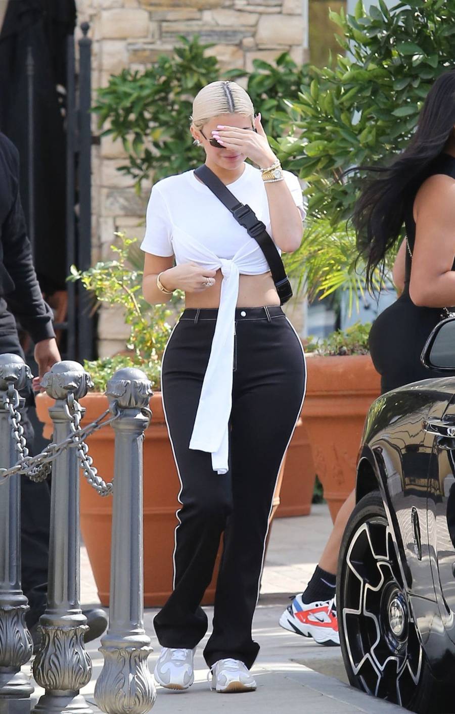 Ta stylizacja uwydatniła OPONKĘ na brzuchu Kylie Jenner (ZDJĘCIA)