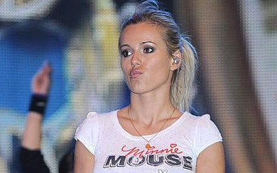 Doda wyskoczyła z pudełka dla lalek.