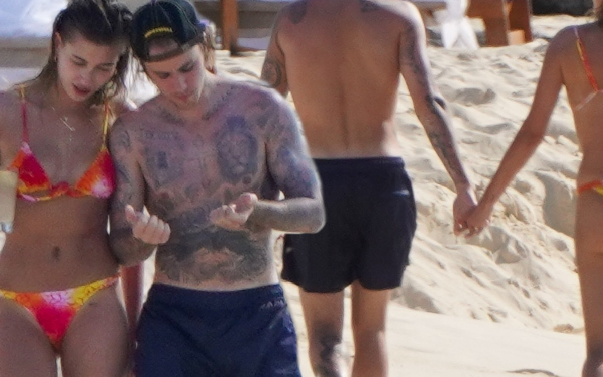 HOT! Hailey i Justin Bieber prężą się na plaży. Ale CIAŁA!