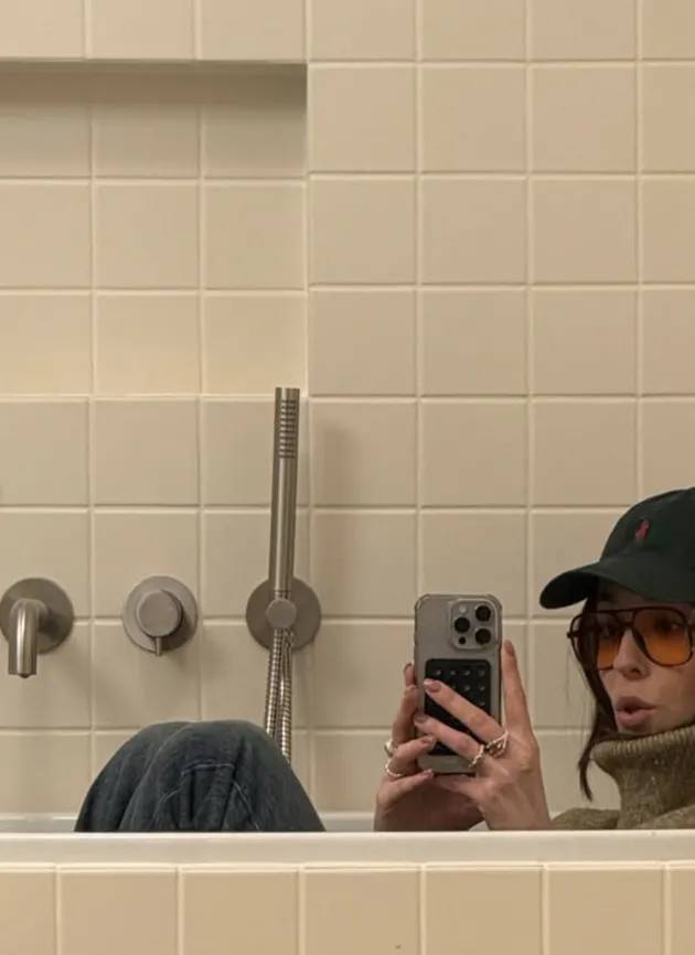 Mieszkanie Izabelli Krzan tonie w luksusach. Drewno i designerskie dodatki