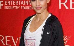 Jessica Alba nieuczesana i w męskich ciuchach (FOTO)