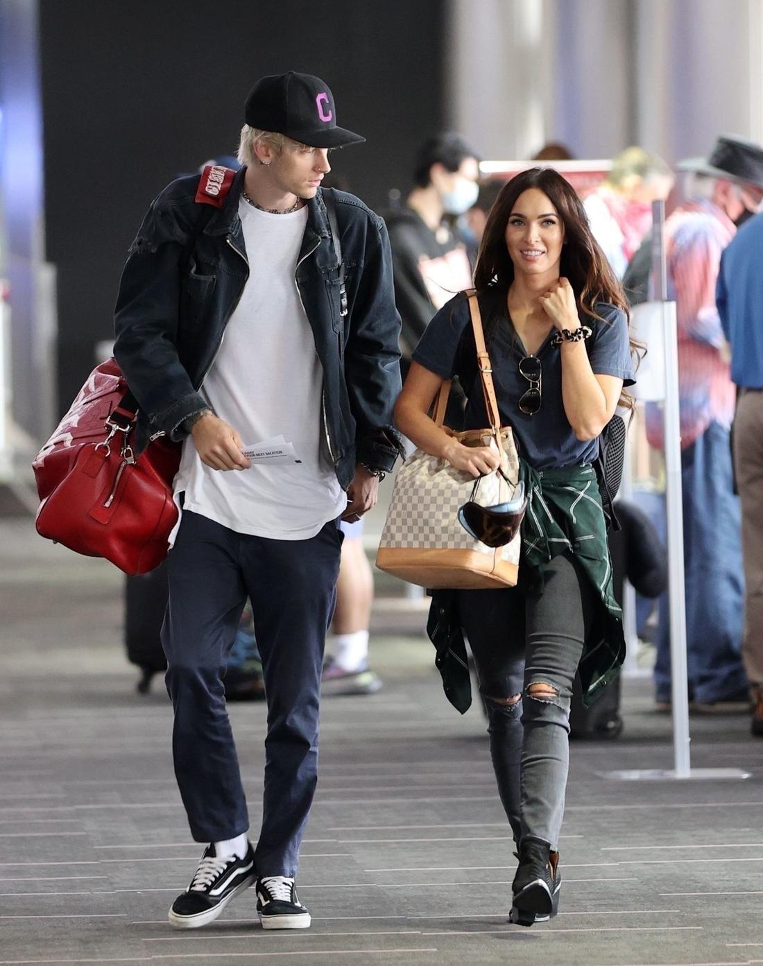 Machine Gun Kelly i Megan Fox na lotnisku