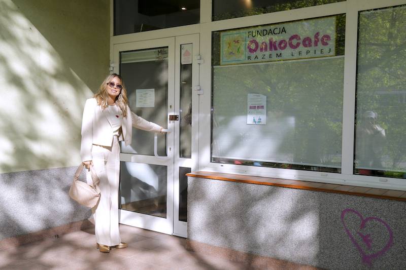 Małgorzata Rozenek-Majdan w różowym garniturze mknie na szkolenie