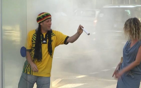 Mikołaj defekujący na kominie i biegacz na taśmie w markecie