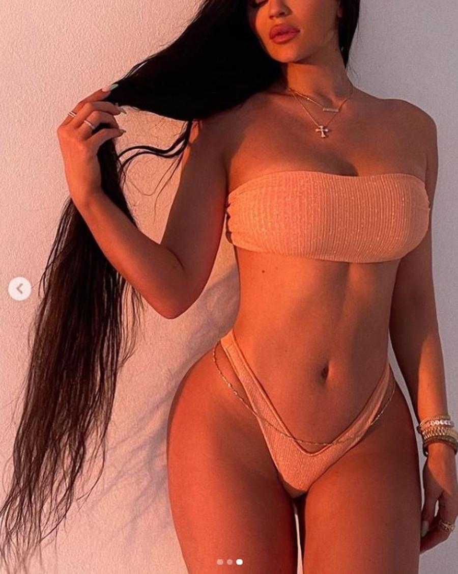 Kylie Jenner w przerażająco długiej peruce. Tak wygląda sylwetka Kylie Jenner.