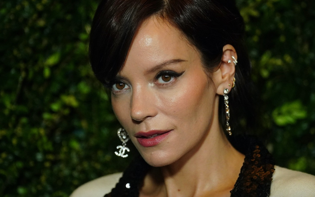 Lily Allen sprzedaje zdjęcia swoich stóp na OnlyFans. Jej stopy są w internecie “wysoko oceniane”