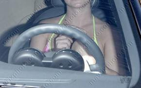 Britney wymiotuje w męskiej toalecie