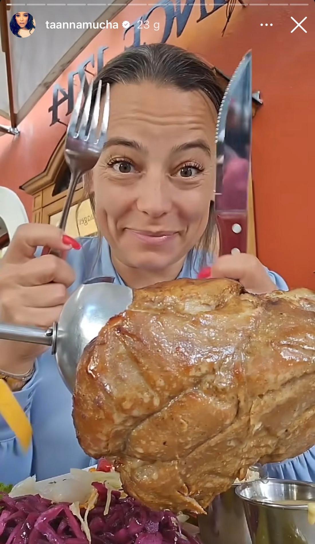 Anna Mucha je golonkę