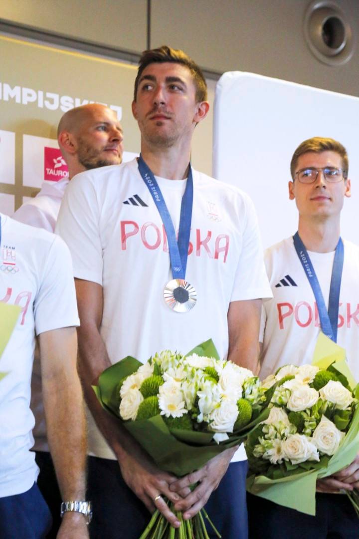 Olimpijczycy wrócili z Paryża. Tłumy kibiców witają ich na lotnisku w Warszawie! (ZDJĘCIA)